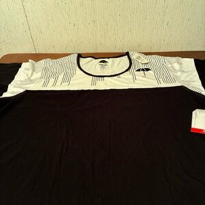 Umbrella Academy T-shirt Size 5 Netflix Hot Topic